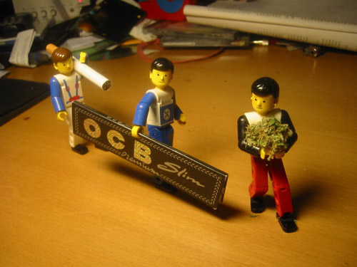 step1-lego-men-rolling-a-joint.jpg